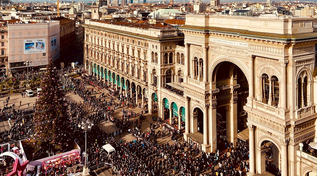 People pouring in Galleria Vittorio Emanuele, Milan, Italy. Unsplash:Rubina Ajdary