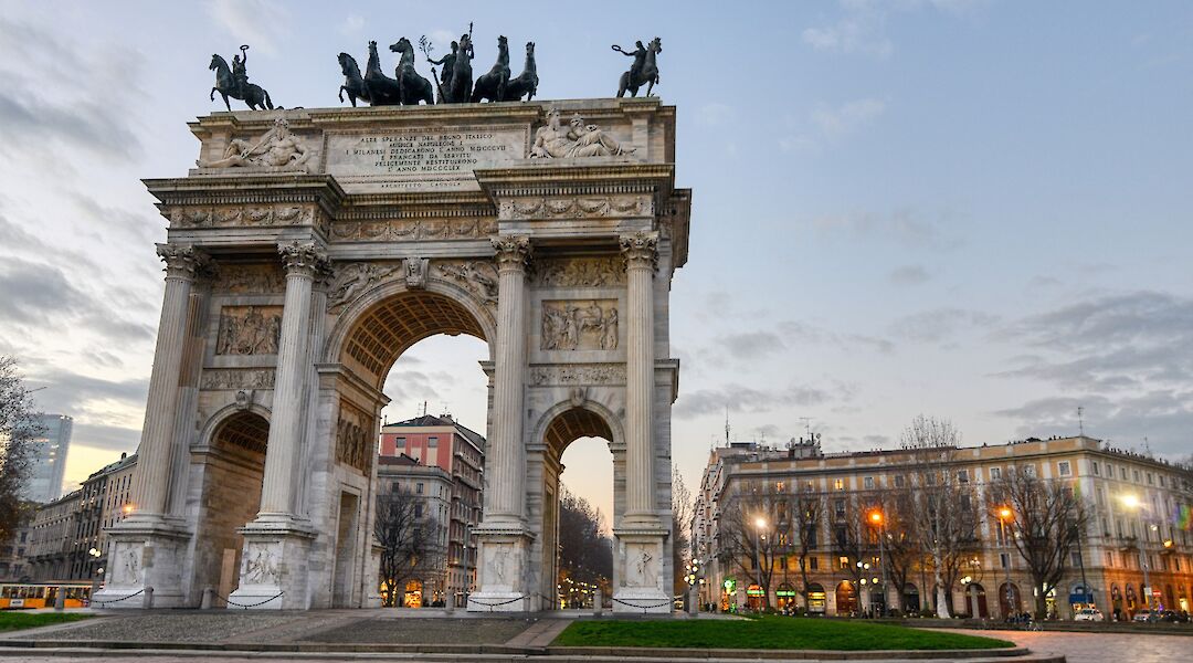Porta Sempione (Sempione Gate), with Arch of Peace, Milan. Flickr:Jorge Lascar