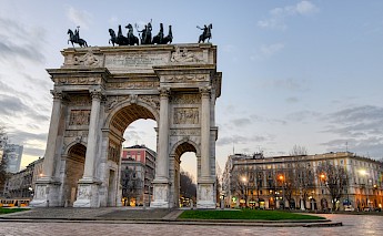 Porta Sempione (Sempione Gate), with Arch of Peace, Milan. Flickr:Jorge Lascar