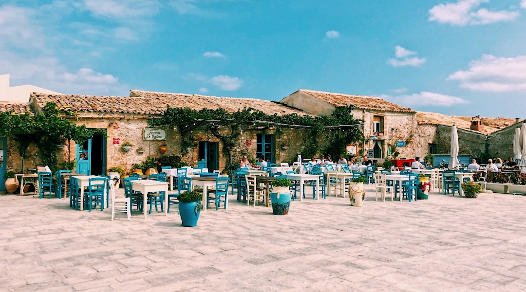 Italian taverna. Unsplash:Aleksandr Bushmakin