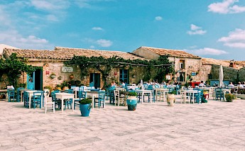 Italian taverna. Unsplash:Aleksandr Bushmakin