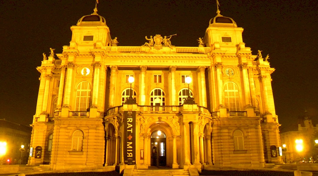 Croatian National Theatre at night, Zagreb. Flickr:Jason Paris