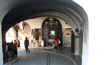 Passing under the Stone Gate, Zagreb. Flickr:Charlie
