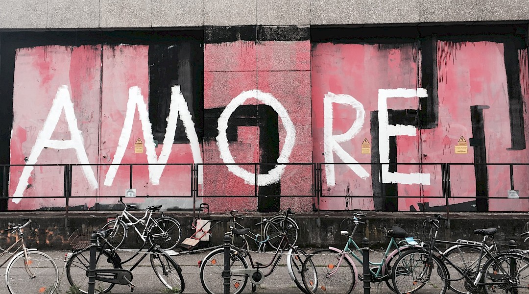 Amore street art, Cologne. Unsplash:Abi Schreider