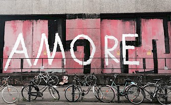 Amore street art, Cologne. Unsplash:Abi Schreider