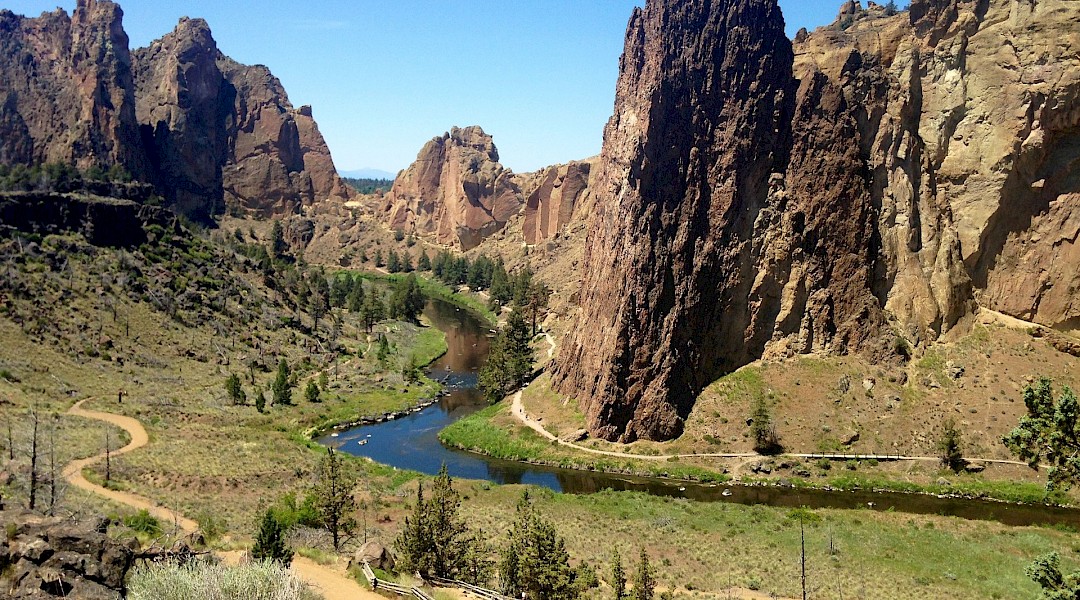 The Crooked River running through Smith Rock State Park, Oregon. CC:Wealthgapfirefighter