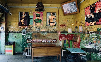 Ruin bar Szimpla Kert, Budapest. Unsplash:Nick Night