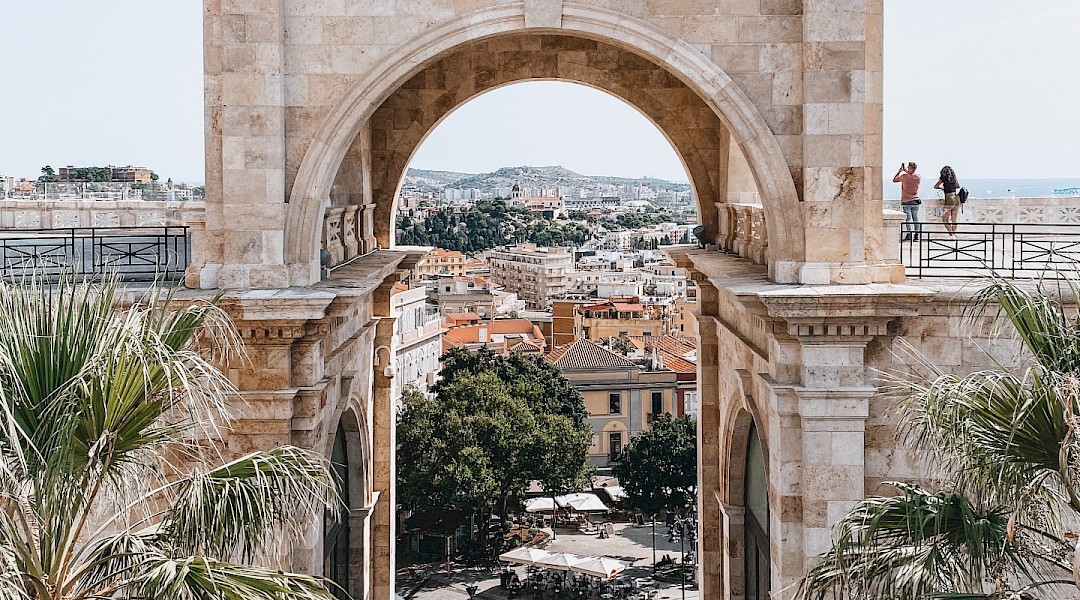 The city viewed through the Arc of Triumph, Cagliari. Unsplash:Chloe Frost Smith