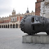 Eros bendato - sculpture in Market Square, Krakow. Flickr:Jorge Lascar