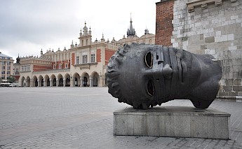 Eros bendato - sculpture in Market Square, Krakow. Flickr:Jorge Lascar