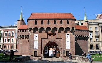 Old city walls, Krakow. Flickr:Alexandre Lung