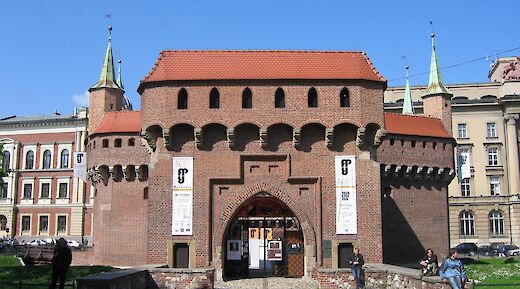 Old city walls, Krakow. Flickr:Alexandre Lung
