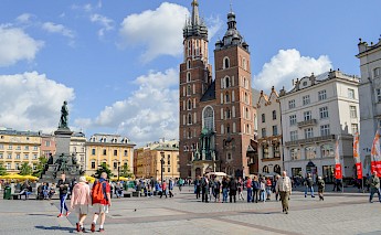 St. Mary's Basilica in the Main Market Square - Rynek Glowny - Flickr:Francisco Anzola