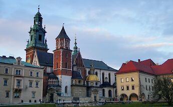 The Wawel Royal Castle in Kraków, Poland in the late afternoon light in the spring. Martti Salmi@Unsplash