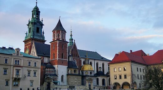 The Wawel Royal Castle in Krak&oacute;w, Poland in the late afternoon light in the spring. Martti Salmi@Unsplash