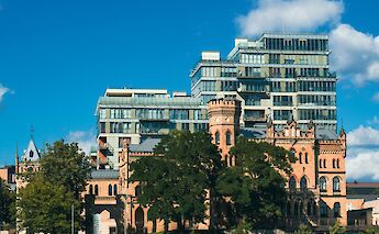 Old vs new architecture in Vilnius, Lithuania. Vitalijs Barilo@Unsplash