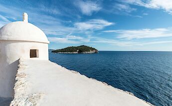 White building in Dubrovnik, Croatia. Sorin Cicos@Unsplash