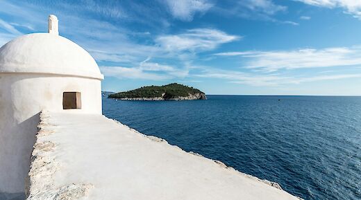 White building in Dubrovnik, Croatia. Sorin Cicos@Unsplash