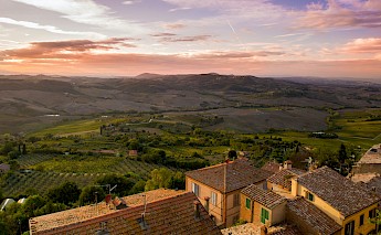 Idyllic Tuscany village at sunset. Unsplash:Lukasz Czechowicz