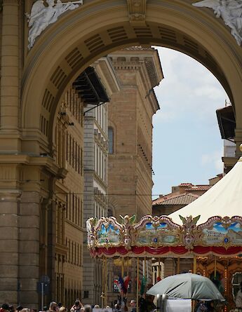 Archway, Florence, Italy. Green Liu Ti@Unsplash