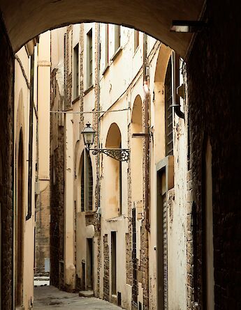 Archway in Florence, Italy. Olivie Strauss@Unsplash