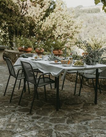 Table in Chianti, Tuscany, Italy. Anita Austvika@Unsplash