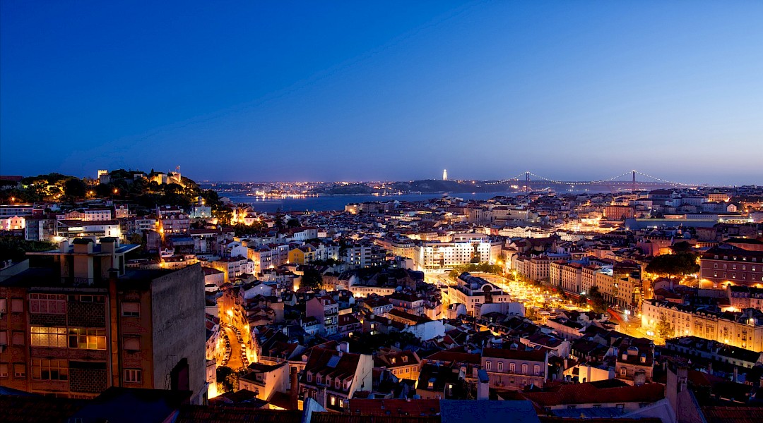 Viewpoint Senhora Monte at night, Lisbon. Flickr:Raphael Chekroun