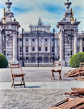 In front of the Royal Palace, Madrid. Unsplash:Juan Gomez