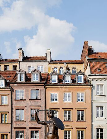 Statue in Warsaw, Poland. Unsplash:Laura Adai