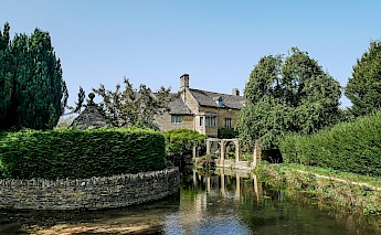 Bourton-on-the-Water, Cotswolds, England. Vicky Hincks@Unsplash