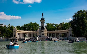 El Retiro Park Lake, Madrid. Unsplash:Manuel Barroso