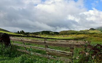 Fence and hills, Terceira Island, Azores, Portugal. Ries Bosch@Unsplash
