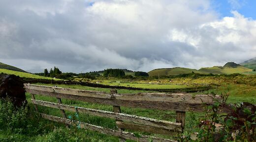 Fence and hills, Terceira Island, Azores, Portugal. Ries Bosch@Unsplash