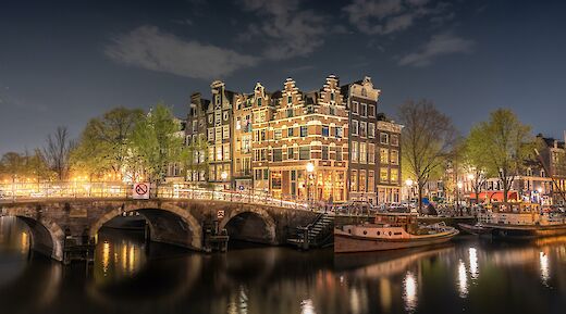 Amsterdam illuminated at night, Amsterdam, Holland. Ansgar Scheffold@Unsplash