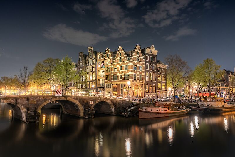 Amsterdam illuminated at night, Amsterdam, Holland. Ansgar Scheffold@Unsplash