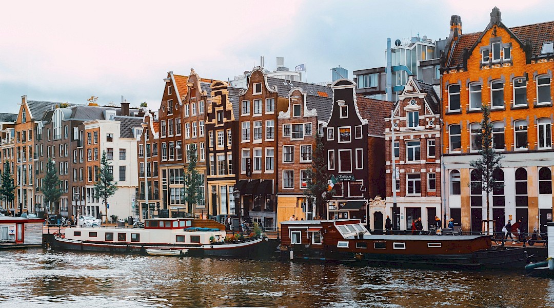 Canal boats, Amsterdam, Holland. Unsplash:Nastya Dulhiier