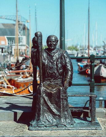 Statue by the harbor in Monnickendam, Holland bike tour. Haberdoedas@Unsplash
