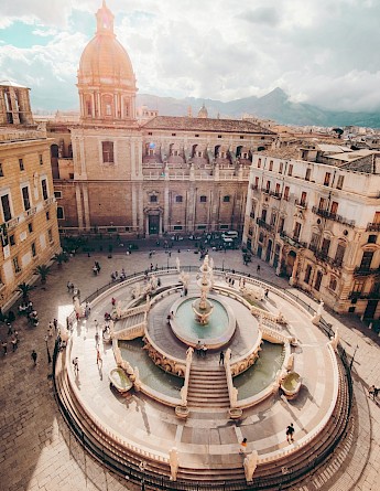 Piazza Pretoria, Palermo, Italy. Unsplash:Cristina Gottardi