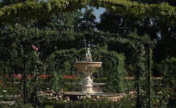Fountain in Retiro Park, Madrid, Spain. Unsplash: Lucas Munoz