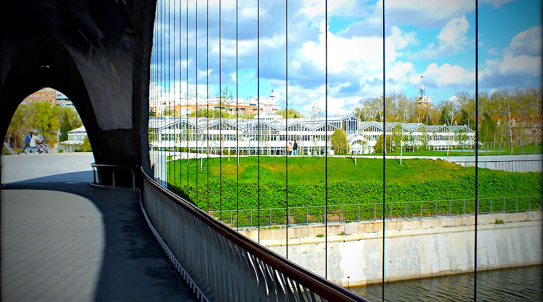 Bridge at Madrid Rio Park, Madrid, Spain. Flickr: Santiago Martínez