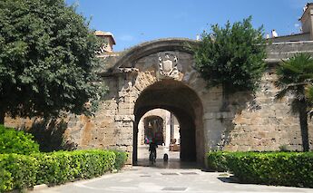 Stone arch in Parc de la Mar, Palma, Mallorca, Spain. Flickr: Pablo Rodríguez