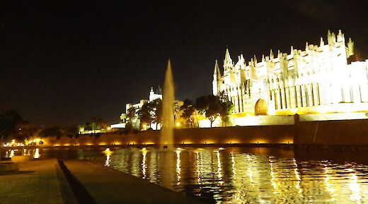 Le Seu lit at night, Palma de Mallorca. Flickr:Puffin11k