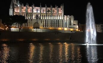 Cathedral La Seu with fountain by Night, Palma de Mallorca, Spain. Flickr: Sergei Gussev