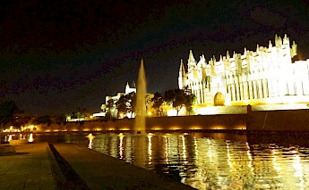 Le Seu lit at night, Palma de Mallorca. Flickr:Puffin11k