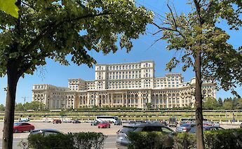The People's Palace, Bucharest, Romania. Linda Gerbec@Unsplash