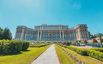 In front of the Palace of Parliament, Bucharest, Romania. Arpad Czapp@Unsplash