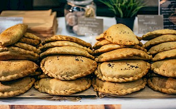 Vegan samosas at the food market. Pille R Priske@Unsplash