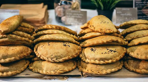 Vegan samosas at the food market. Pille R Priske@Unsplash