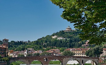 Ponte Pietra, the oldest bridge in Verona. Alessandro Carrarini@Unsplash