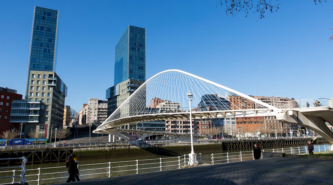 Zubizuri Bridge, Bilbao. PA@Wikimedia Commons